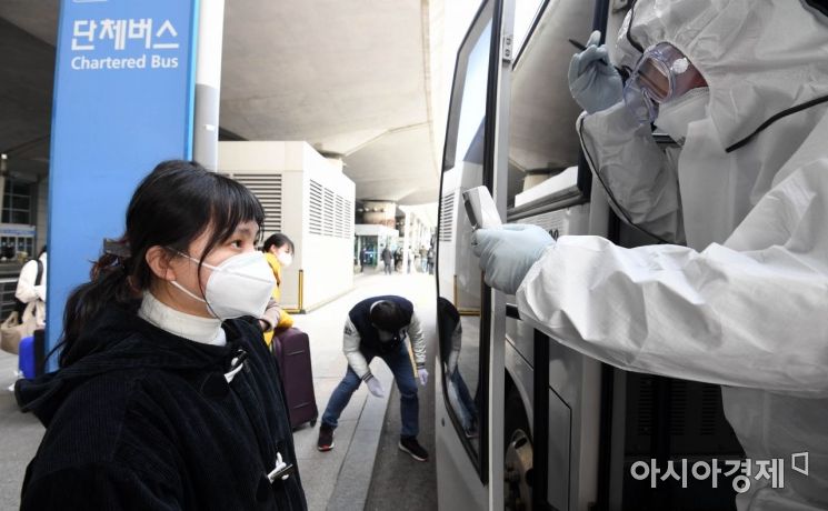 신종 코로나바이러스감염증(코로나19) 확산세가 급증하고 있는 가운데 지난달 24일 오후인천국제공항을 통해 입국한 단국대학교 (중국인)유학생들이 버스에 탑승하기 전 발열검사를 받고 있다. /영종도=김현민 기자 kimhyun81@