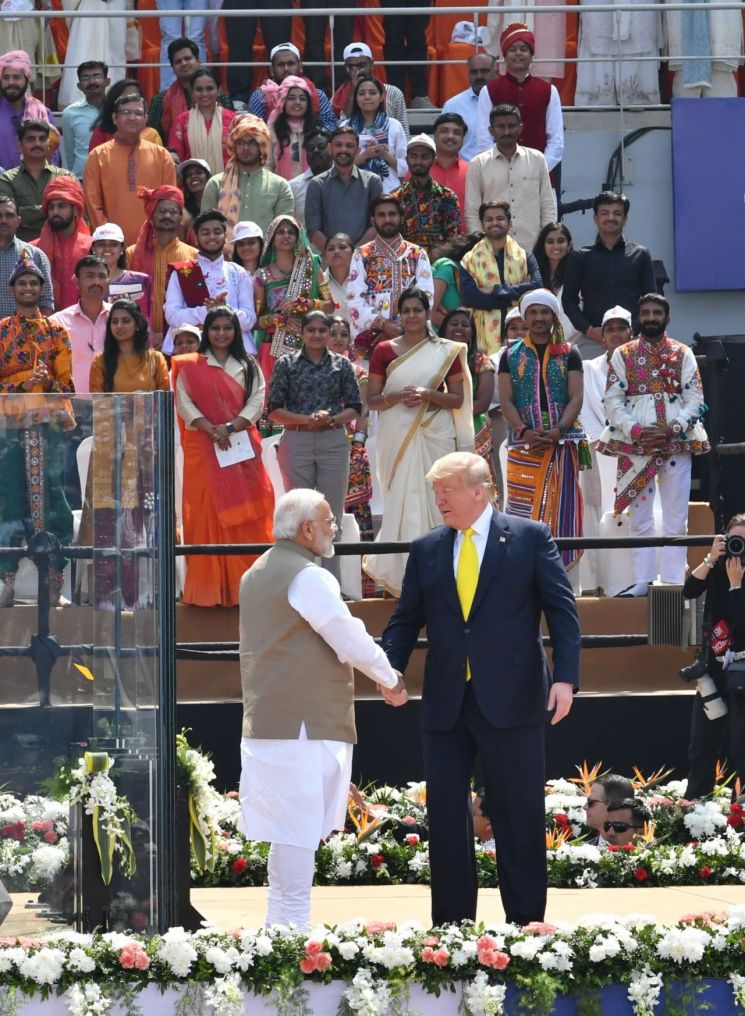 인도서 '10만 인파' 환영 받은 트럼프…모디와 브로맨스 뽐내