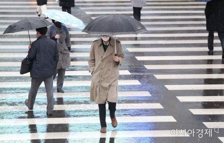 전국에 비가 내린 25일 서울 시청역 인근 횡단보도에서 우산을 쓴 시민들이 출근하고 있다. /문호남 기자 munonam@