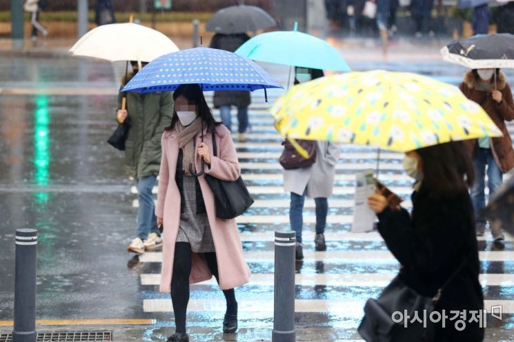 [포토]코로나19에 마스크 쓰고... 비에 우산 쓰고... 