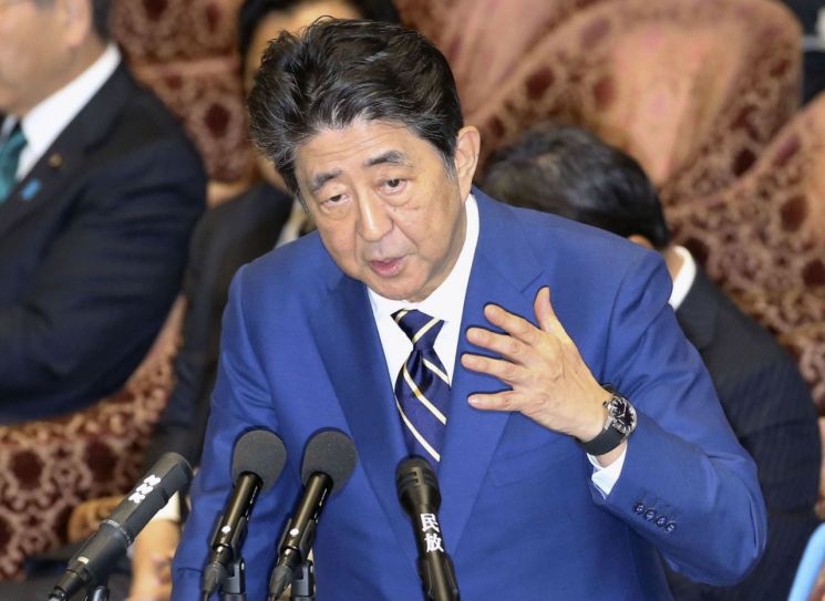 아베 "초·중·고 한 달 간 휴교 요청"…전국에 유도 방침