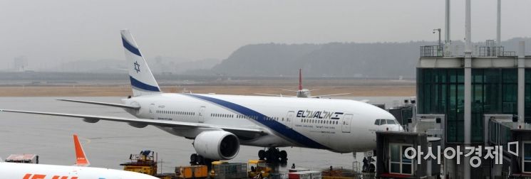 한국인 관광객 221명을 태운 이스라엘 1차 전세기가 25일 인천국제공항 1터미널에 도착하고 있다./영종도=김현민 기자 kimhyun81@