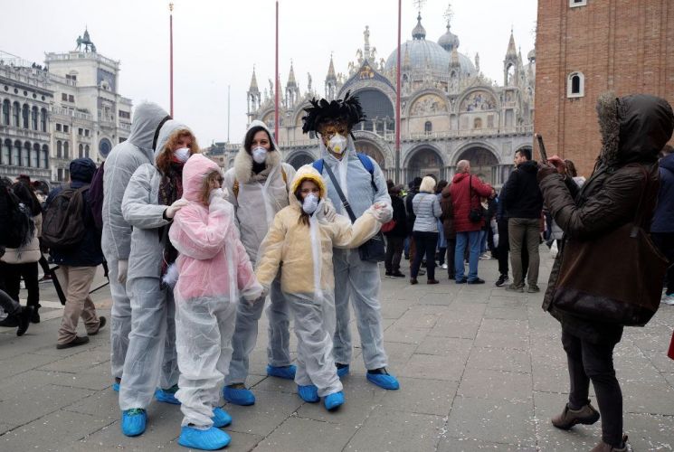 이탈리아 베니스 축제에 참가한 사람들이 23일(현지 시각) 보호복과 마스크를 착용하고 기념사진을 찍고 있다. /EPA=연합뉴스