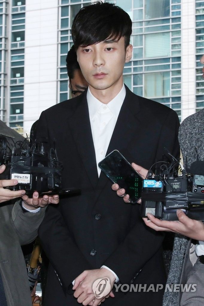 10일 오후 음란물 유포 혐의를 받는 가수 로이킴이 피의자 신분으로 조사를 받기 위해 서울지방경찰청으로 들어서는 모습 /연합뉴스