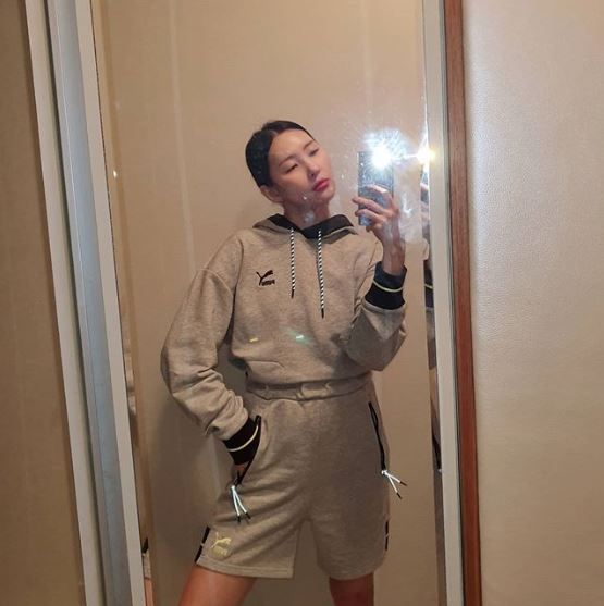 가수 선미가 자신의 인스타그램에 트레이닝복을 입고 건강한 매력을 선보였다/사진=선미 인스타그램