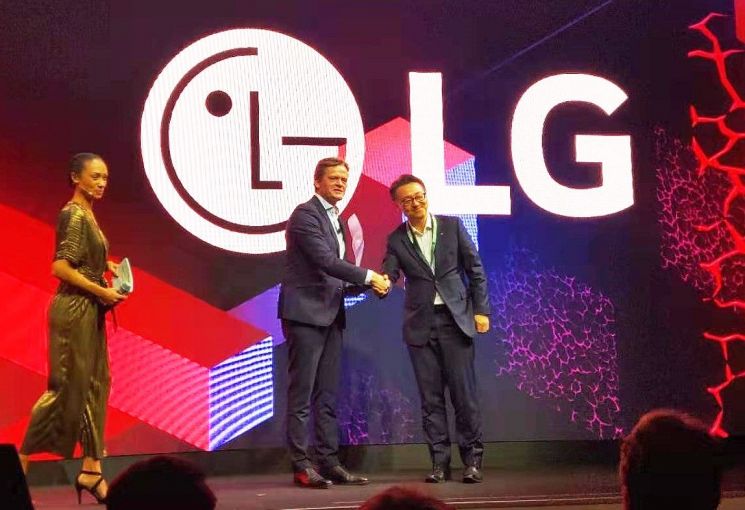 LG전자는 최근 독일 자동차 제조 그룹 다임러 AG로부터 우수 공급사로 선정됐다고 26일 밝혔다. LG전자 VS스마트사업부장 은석현 전무(오른쪽)가 독일 다임러 본사에서 열린 시상식에서 수상하는 모습.