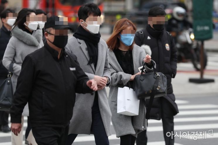 코로나19의 지역사회 확산 가능성이 커지고 있는 26일 서울 광화문역 인근에서 출근길 시민들이 마스크를 쓰고 있다. /문호남 기자 munonam@