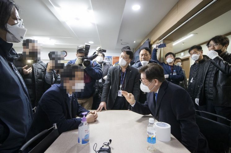 이재명 경기도지사(오른쪽)가 25일 신천지예수교 과천본부를 찾아 교회 측 관계자와 이야기를 나누고 있다.