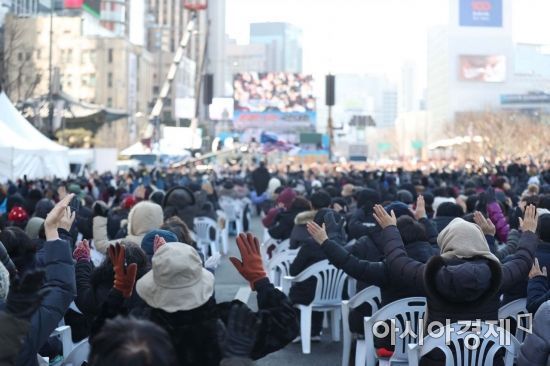 서울시가 신종 코로나바이러스 감염증(코로나19) 확산 방지를 위해 광화문광장과 서울광장, 청계광장에서 집회를 여는 것을 당분간 금지하기로 한 가운데 지난 23일 서울 광화문 교보빌딩 앞에서 문재인하야범국민투쟁본부(범투본) 주최로 대한민국 바로 세우기 국민대회가 열렸다./문호남 기자 munonam@
