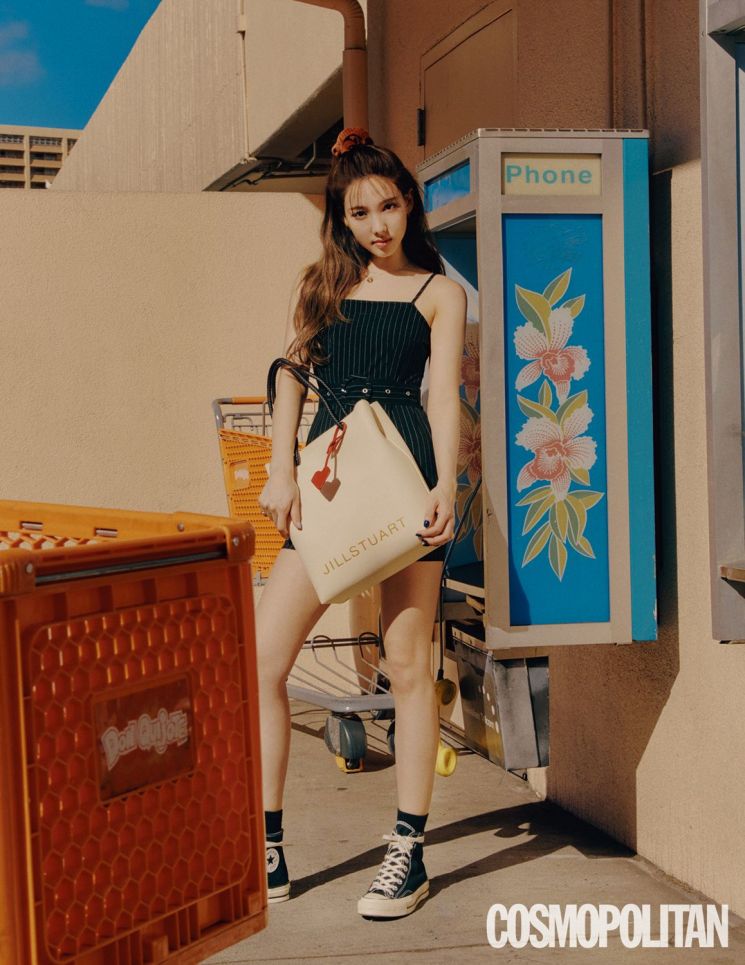 하와이 매료시킨 봄의 요정, 트와이스 나연 가방 어디꺼?
