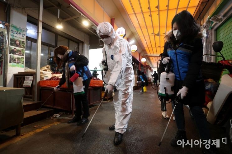 코로나19의 지역사회 확산 가능성이 커지고 있는 26일 서울 강동구 명일시장에서 관계자들이 방역을 하고 있다. /문호남 기자 munonam@