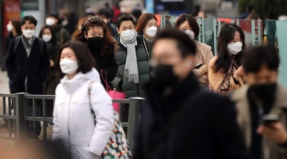 지난달 24일 서울 광화문역 사거리 횡단보도에서 시민들이 마스크를 착용하고 출근하고 있다. [이미지출처=연합뉴스]
