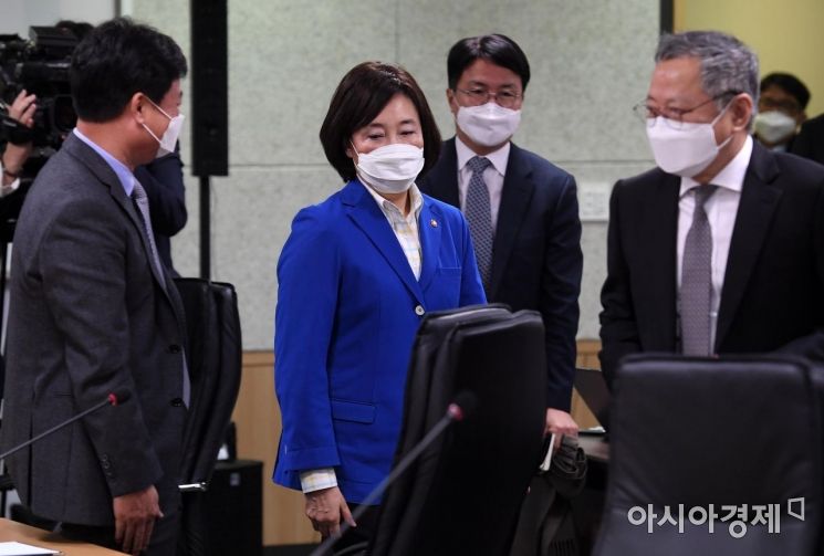 [포토] 상생협약식 참석하는 박영선 장관