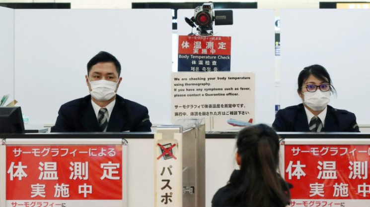 일본 공항에서 신종 코로나바이러스 유입에 대비해 검역을 강화하고 있다. [이미지출처=연합뉴스]