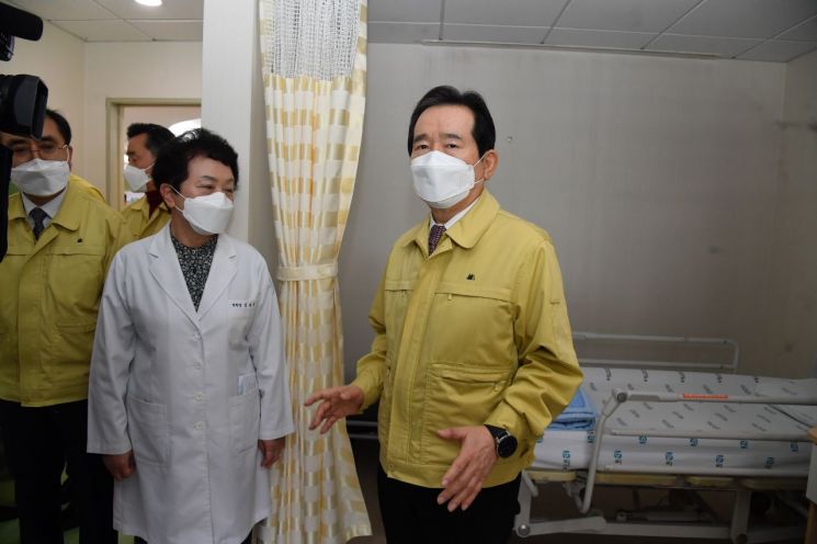 정 총리, 국가 감염병 전담병원 방문…"빠른 입원 치료 중요"