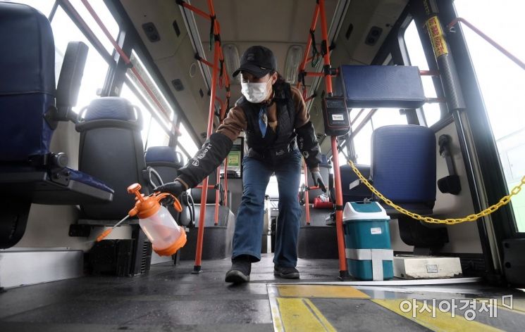 서울 은평공영차고지에서 방역 관계자가 시내버스 방역 작업을 하고 있다./김현민 기자 kimhyun81@