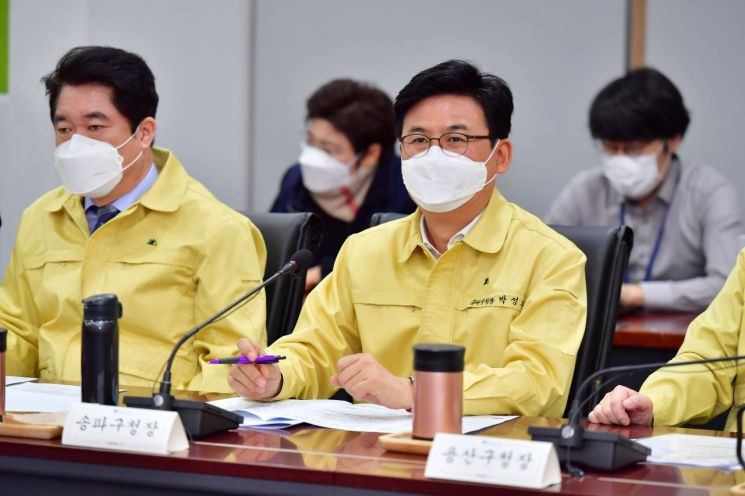 박성수 송파구청장(오른쪽)이 26일 오전 코로나19 관련 서울시장-구청장 긴급 비상대책회의에 참석했다.