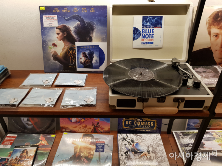 씨네마포에서 판매하고 있는 영화 OST LP와 배지/사진=김가연 기자 katekim221@asiae.co.kr