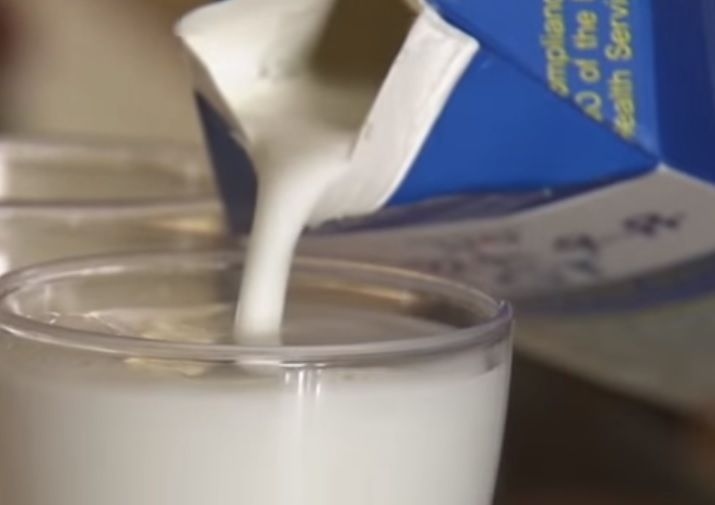우유는 침전현상이 생길 수 있는 만큼 흔들어서 마시는 것이 좋습니다. [사진=유튜브 화면캡처]