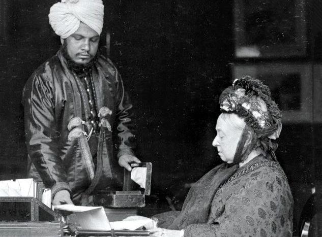 서류를 처리하는 빅토리아 여왕(사진 오른쪽)과 그녀를 보좌하는 비서 압둘 카림(사진 왼쪽)의 모습. 사진 = THE ROYAL COLLECTION