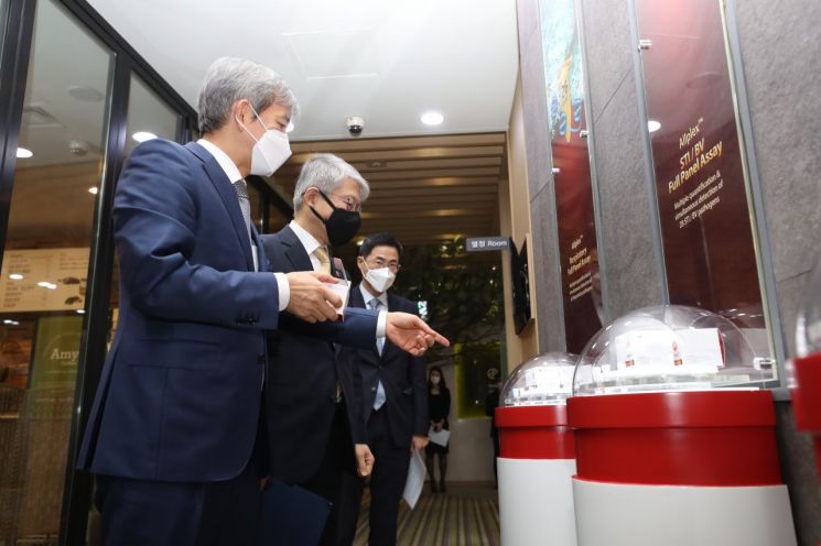 최기영 과학기술정보통신부 장관이 26일 오후 서울 송파구에 위치한 씨젠을 방문해 천종윤 대표로부터 코로나19 진단시약 제품 설명을 듣고 있다.