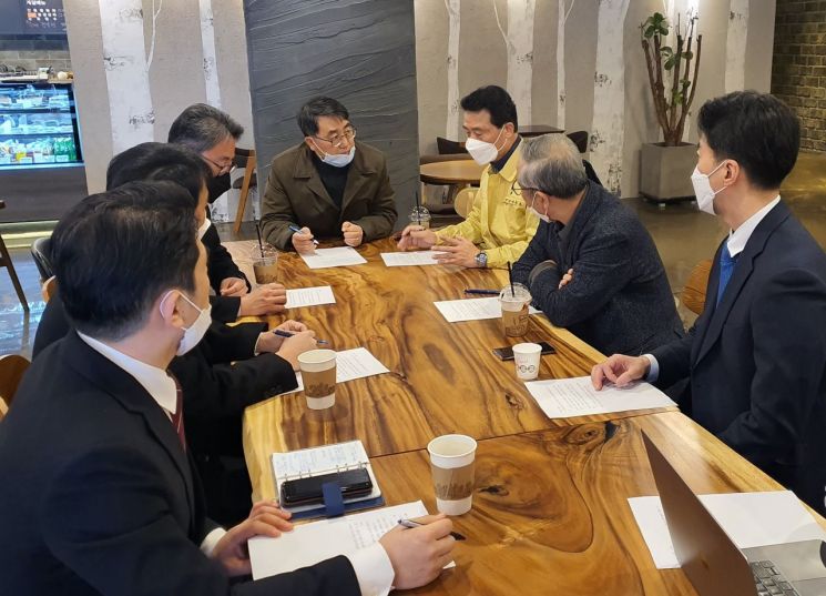 이승로 성북구청장(오른쪽에서 세 번째, 노란점퍼)과 성북구 교회연합회원들이 코로나19 확산방지를 위해 교회 차원의 협력에 대해 대화를 나누고 있다.
좌로부터 맑은샘광천교회 김태경 목사, 돈암제일교회 정태문 목사, 영암교회 유상진 목사, 성복중앙교회 길성운 목사, 이승로 성북구청장, 평화교회 이종호 목사, 종암교회 이호 목사