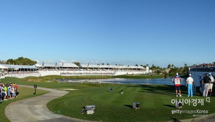 혼다클래식의 격전지 PGA내셔널 17번홀은 오른쪽으로 거의 반원 형태를 그리고 있다.
