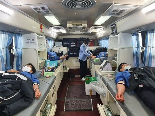 목포해경이 26일부터 이틀간 경찰서와 경비함정 전용부두에서 헌혈버스를 이용해 단체헌혈을 실시했다. (사진=목포해경 제공)
