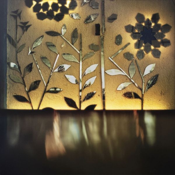 엘리사 시지첼리 'Untitled (Wall with Mirror)', 라이트박스에 C-프린트, 123×123×5(d)㎝, 2003   [사진= 케이옥션 제공]