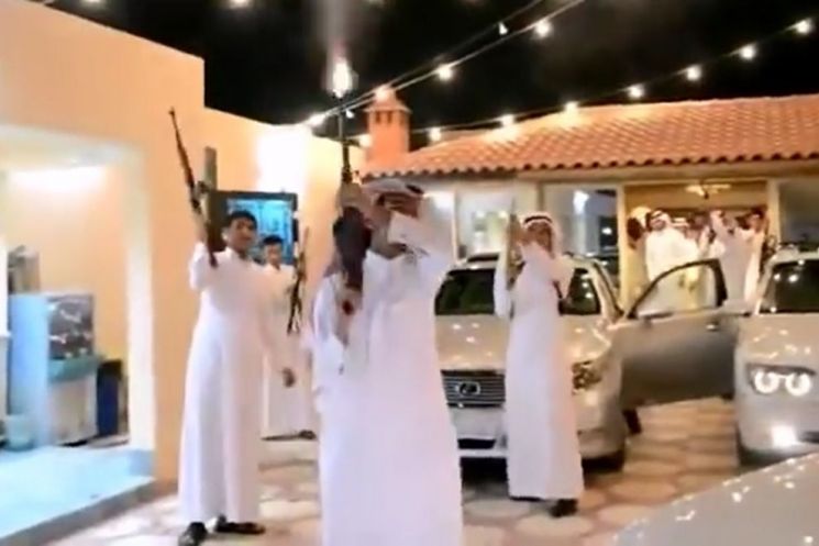아랍 국가의 한 결혼식에 참석한 하객들이 축하의 의미로 하늘을 향해 총을 쏘고 있습니다. 이런 행위로 많은 사람들이 다치거나 사망하기도 합니다. [사진=유튜브 화면캡처]