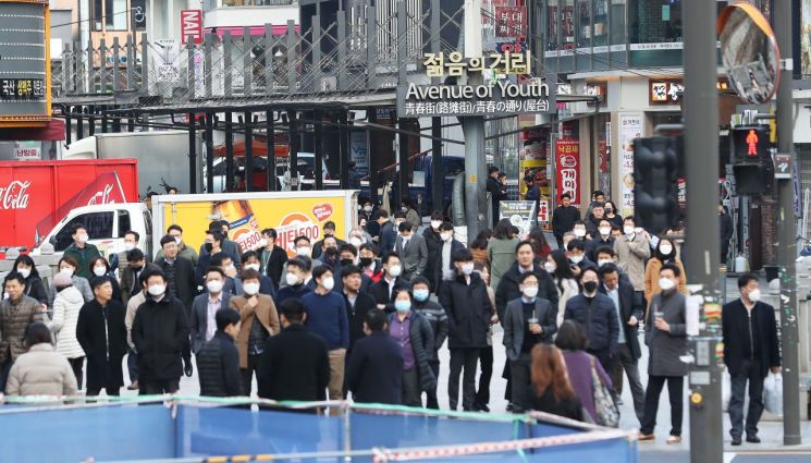 지난2월27일 서울 종로구 종각 젊음의 거리에서 직장인 등이 마스크를 착용하고 거리를 지나고 있다/사진=연합뉴스