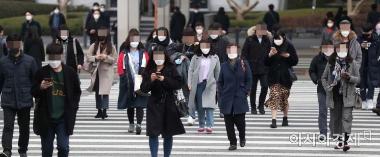 코로나19 확산 우려가 커지고 있는 28일 서울 여의도역 인근에서 출근길 시민들이 마스크를 쓴 채 발걸음을 재촉하고 있다. /문호남 기자 munonam@