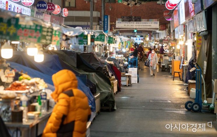 신종 코로나바이러스감염증 여파로 소비심리가 위축되고있는 28일 서울 종로구 광장시장이 한산한 모습을 보이고 있다./강진형 기자aymsdream@