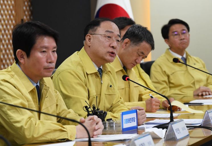 정부, 코로나19 극복에 20兆+α 푼다…"규모 대비 효과 의문"