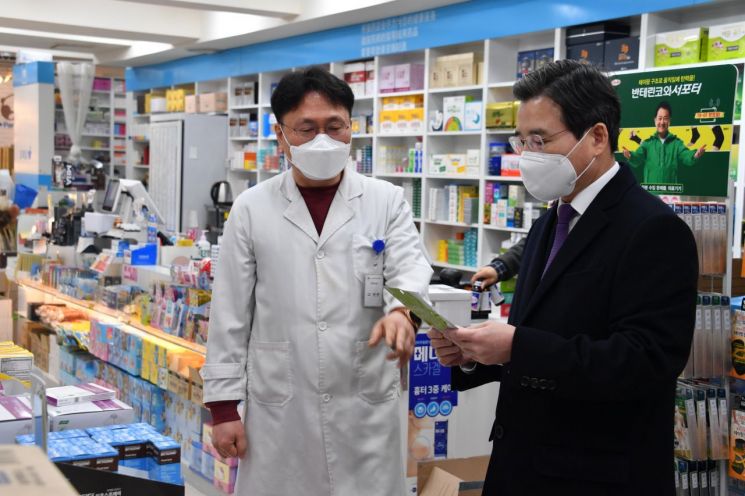김용범 기획재정부 차관이 28일 오전 서울 중구 명동 일대 약국을 돌며 마스크 등 시장교란행위 방지를 위해 위생용품 수급상황을 점검하고 있다. [이미지출처=연합뉴스]
