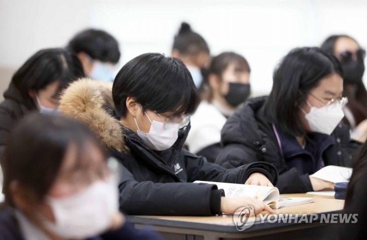 지난달 29일 부산 북구에 있는 양덕여자중학교에서 학생들이 신종 코로나바이러스 감염증 예방을 위해 마스크를 쓰고 수업하고 있다/사진=연합뉴스