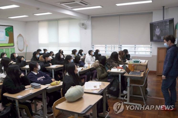 "학원도 휴원하면 수능 준비는 어떡하죠" 수험생들 '울상'