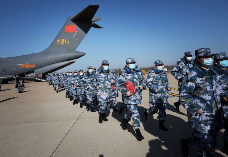 중국 인민해방군 공군 수송기가 지난 17일 신종 코로나바이러스 감염증(코로나19) 발원지인 후베이성 우한의 톈허 공항에 도착하자 '코로나19' 방역 활동을 펼칠 의료진이 내리고 있다. (사진=연합뉴스)