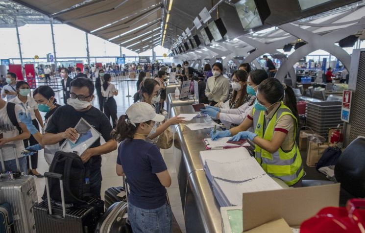 중국 정부의 봉쇄 조치로 귀국하지 못하고 태국에 발이 묶여있던 우한 출신 단체 관광객들이 방콕의 수완나품 공항에서 전세기 탑승에 앞서 검진을 받고 있다. (사진=연합뉴스)