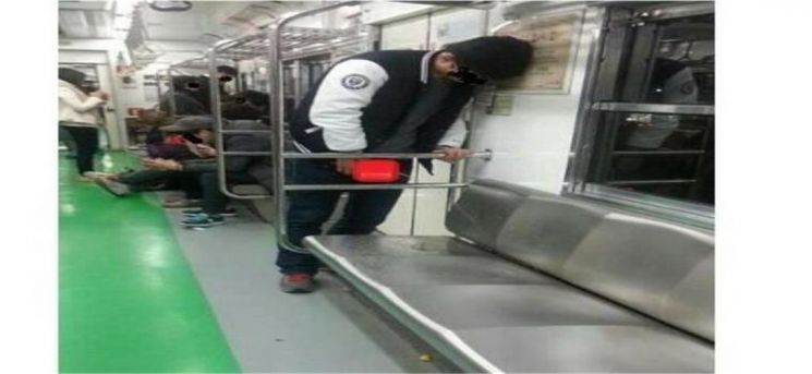 2호선 전동차 내에서 술에 취한 한 학생이 소변을 보고 있다.  (제공=서울교통공사)