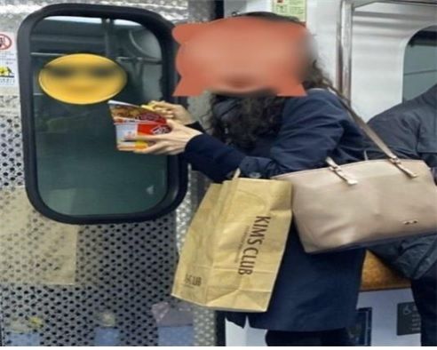 지하철 전동차 내에서 한 여성이 컵라면을 먹고 있다. (제공=서울교통공사)