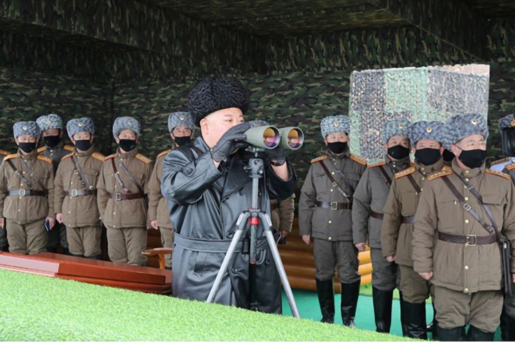 김정은, 인민군 합동타격훈련 지도…강력도발 대신 상황관리 중점(종합)