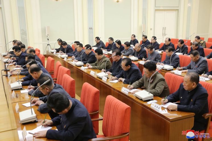 김정은 북한 국무위원장의 발언을 노동당 중앙위원회 정치국 확대회의 참석자들이 경청하는 모습을 조선중앙통신에서 28일 촬영, 보도했다.