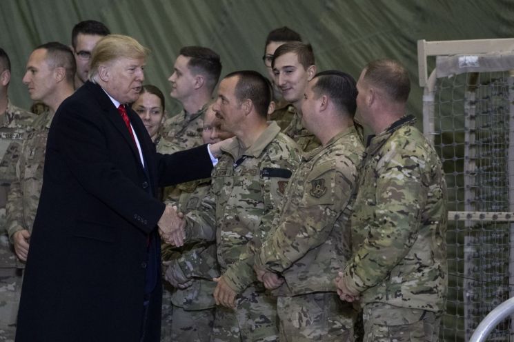 널드 트럼프 미국 대통령이 아프가니스탄 수도 카불의 바그람 공군기지를 방문해 장병들을 격려하고 있다.[사진=AP연합뉴스]
