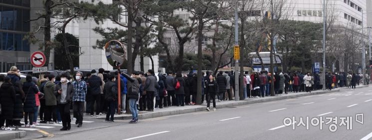 [포토] 행복한백화점 주변 인도까지 늘어선 대기줄