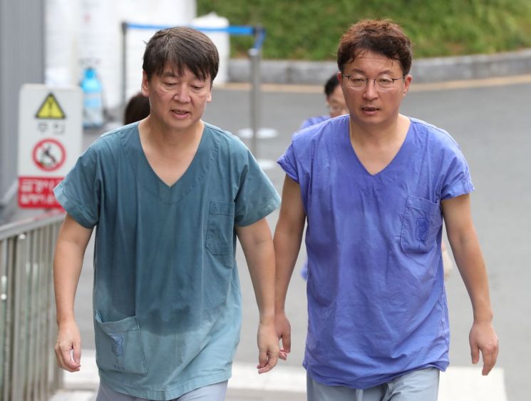 안철수 국민의당 대표가 1일 오후 대구시 중구 계명대학교 대구동산병원에서 신종코로나바이러스 감염증(코로나19) 확진자 관련 진료를 마친 뒤 비상대책본부 건물로 돌아가고 있다. [이미지출처=연합뉴스]