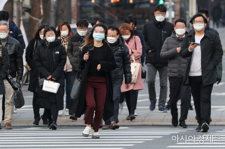 신종 코로나바이러스감염증 확진자가 증가하고 있는 2일 서울 종로구 세종로 네거리에서 직장인들이 마스크를 착용한 채 출근길에 오르고 있다./강진형 기자aymsdream@