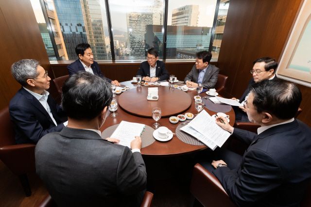 은성수 금융위원회 위원장이 2일 오전 서울 중구 은행연합회 뱅커스클럽에서 5대 시중은행 회장들과  간담회를 하고 있다. 뒷줄 가운데부터 시계방향으로 은 위원장, 김광수 NH농협금융그룹 회장, 손태승 우리금융그룹 회장, 조용병 신한금융그룹 회장, 김태현 금융위 사무처장, 윤종규 KB금융그룹 회장, 김정태 하나금융그룹 회장.(금융위 제공)