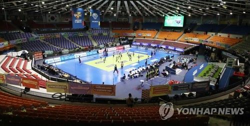 사진은 2일 관중 없이 수원체육관에서 치러진 여자 프로배구 경기 모습/사진=연합뉴스