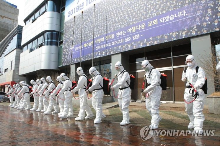 1일 대구시 남구 신천지대구교회 일대에서 제2작전사령부 장병 50여명이 휴일도 잊은채 신종 코로나바이러스 감염증(코로나19) 확산 방지를 위해 방역·소독작전을 하고 있다. / 사진=연합뉴스